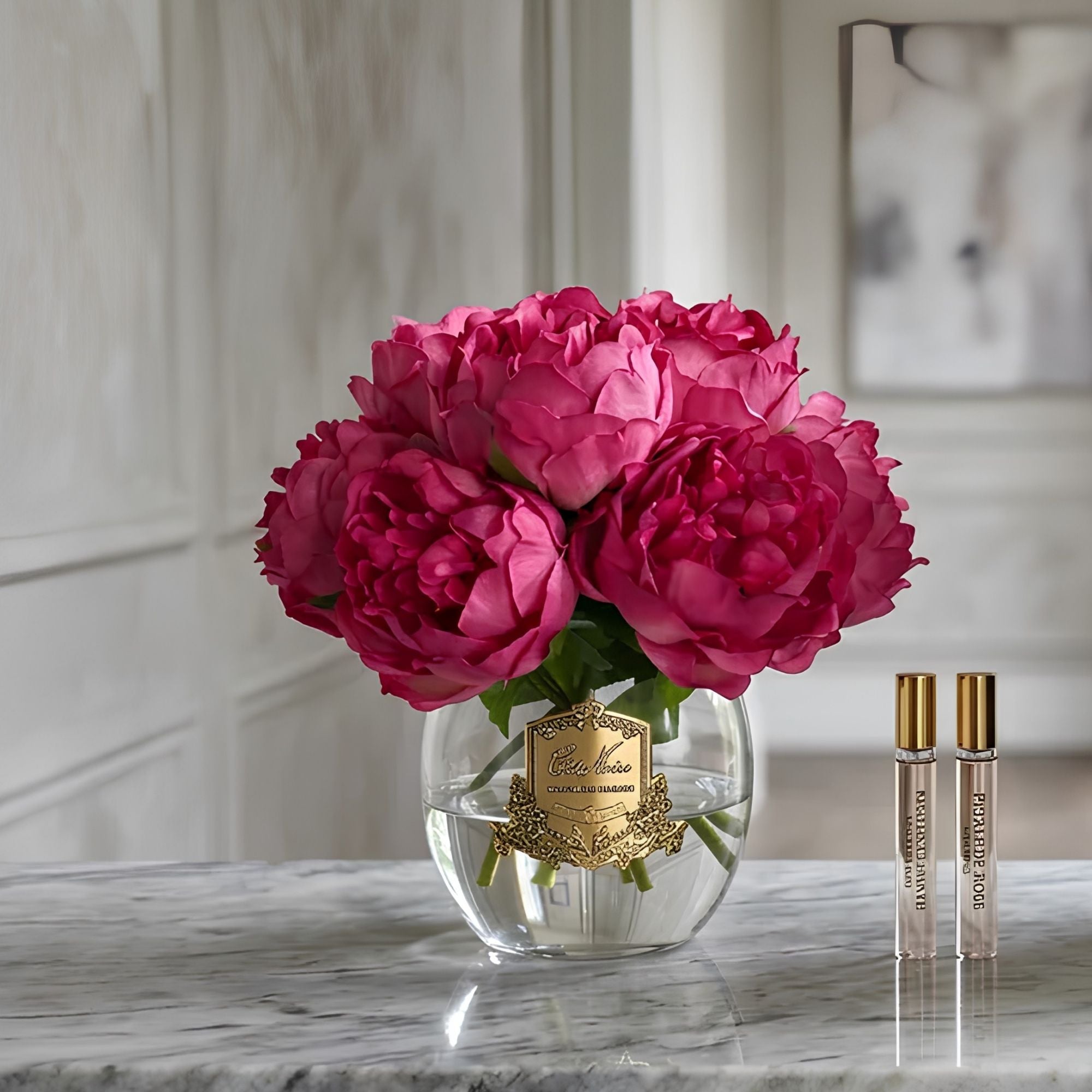 Close-up of Côte Noire Heritage Peonies magenta blooms in crystal-clear gel with gold badge detail
