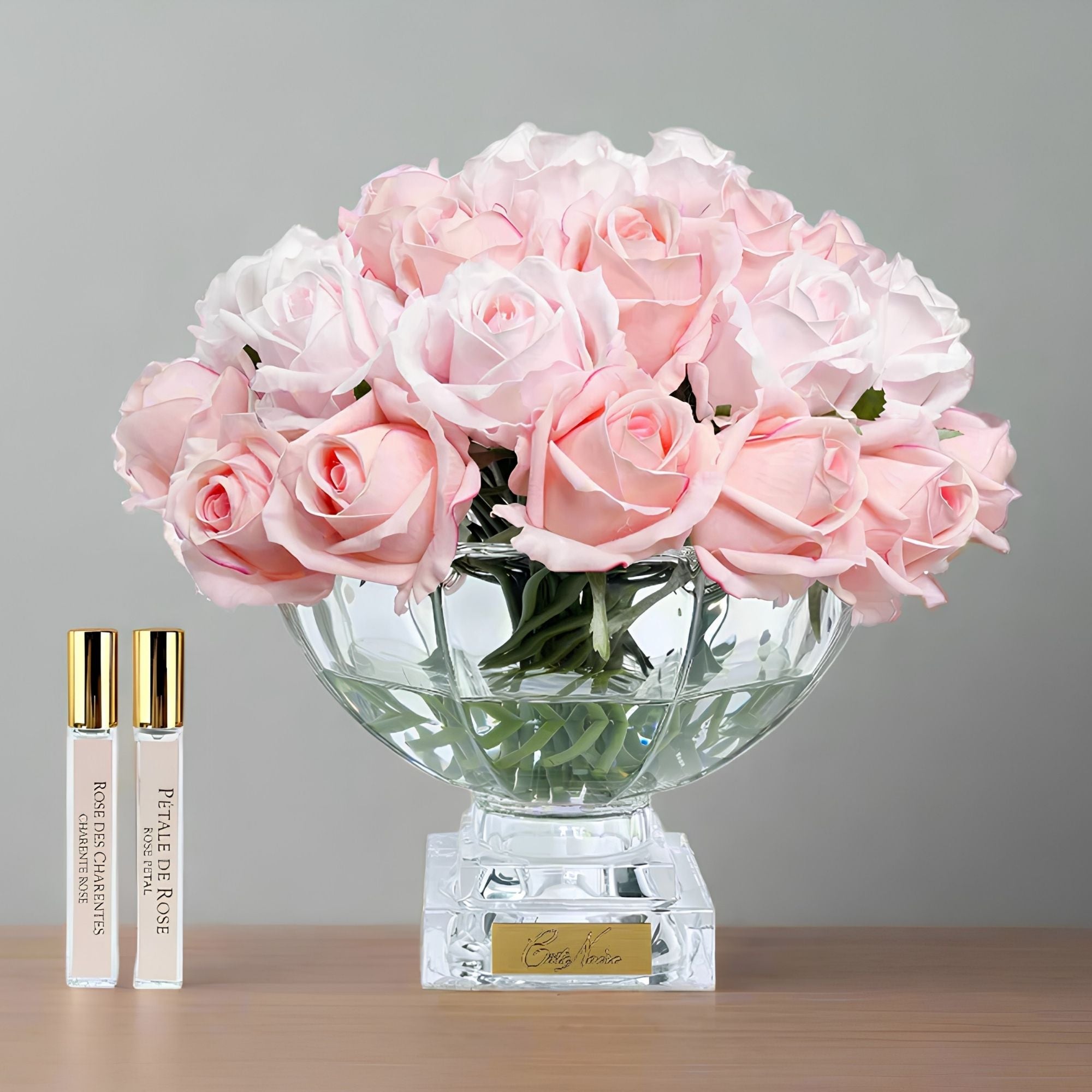 Close-up of Côte Noire Luxury Centrepiece Mixed Pink rose buds in crystal-clear gel with gold badge detail